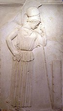 Athéna contemple une stèle rectangulaire devant elle, peut-être une borne de limite d'un sanctuaire, ou bien une stèle funéraire. Vers 460 a. C. Musée de l'Acropole d'Athènes, n°695.