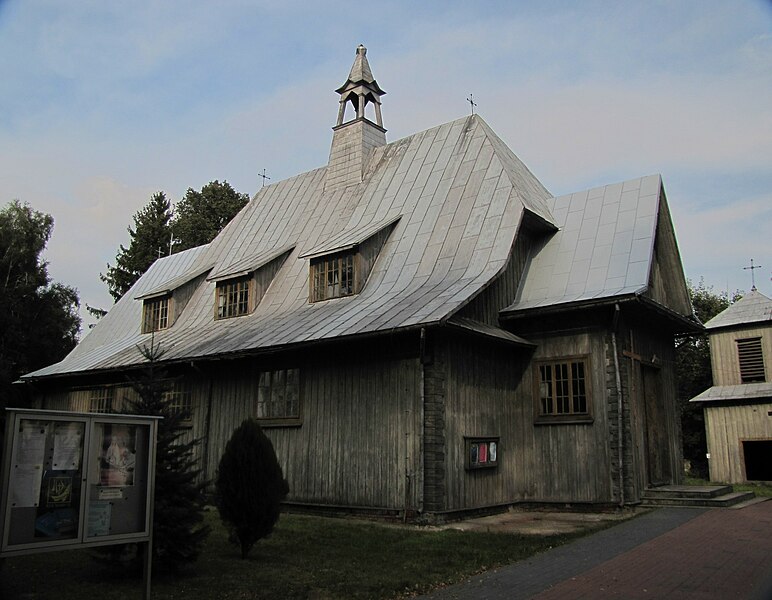 File:A 393 Kościół pw. śś. Piotra i Pawła, drewniany (1932 r.) oraz dzwonnica, drewniana (1949 r.).jpg