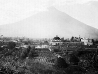 Volcán de Agua en 1895;  al frente, la iglesia de La Merced. Fotografía de Alfred Percival Maudslay.[2]