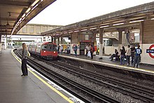 Einfahrender Zug der Piccadilly Line