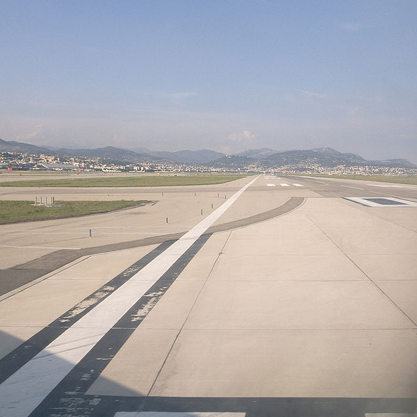 File:Aeroport nice piste.jpg