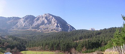 Montes Ailuitz (1.040 m)y Aitz Txiki (798 m.), (Vizcaya, País Vasco España) Vista general.