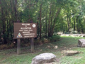 Ein Schild entlang der Straße in Allenton Access