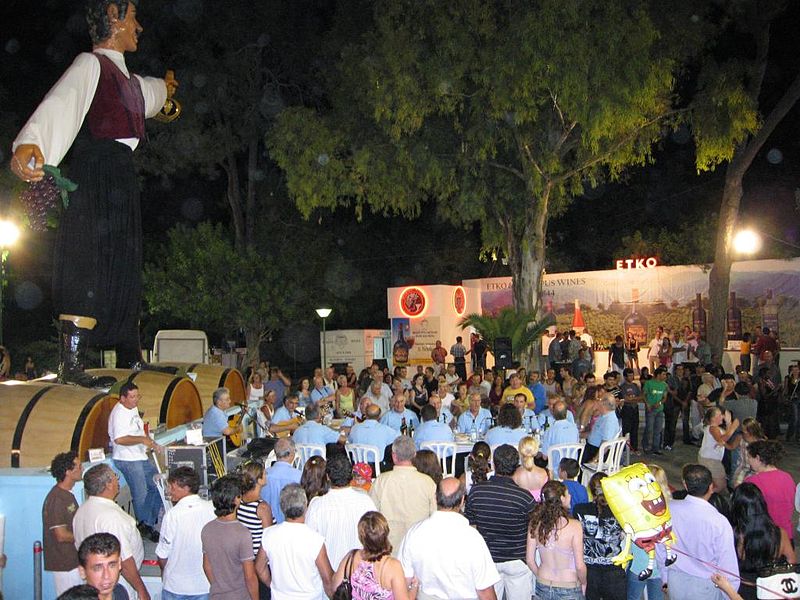 File:Ambiance nocturne au festival du vin de Limassol.jpg