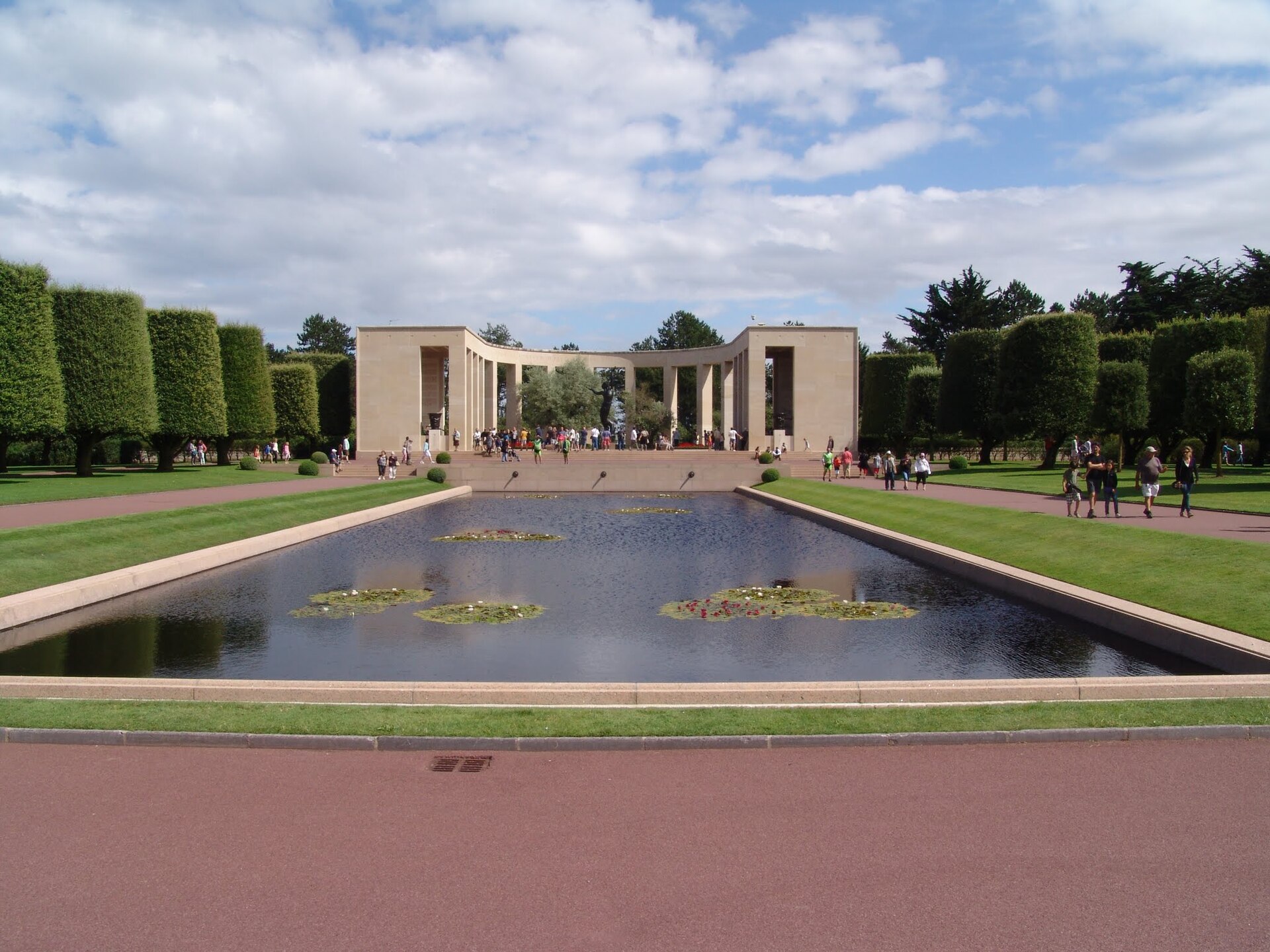 1920px-American_cemetery_-_Omaha.jpg