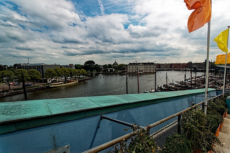 File:Amsterdam - Oosterdok - NEMO Science Centre 1997 by Renzo Piano - View SE on Oosterkerk, Amsterdam Harbour Museum & 's Lands Zeemagazijn or Admiraliteits Magazijn 1656 by Daniël Stalpaert - Nowadays Maritime Museum.jpg