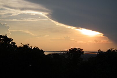 夕日とトンレサップ湖