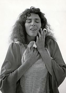 Anja Schmidt i en passionerad scen med en mans brynja. 1988.