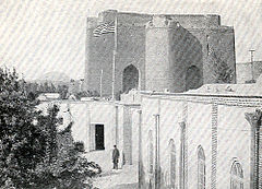 پرچم ایالات متحده بر فراز کنسولگری آمریکا در نزدیکی ارگ علیشاه، سال ۱۹۱۱