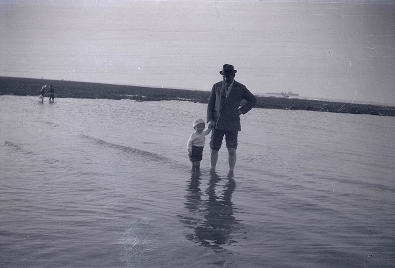 File:Arthur Conan Doyle at the seaside with his son Denis (C) (28332151480).jpg