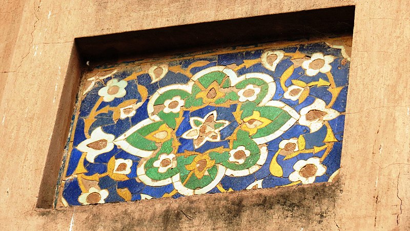 File:Artwork on The Delhi Gate at Agra Fort.JPG
