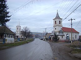 Az ortodox (jobboldalt) és a görögkatolikus templom (baloldalt)