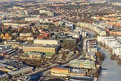 Mariehäll i februari 2013 med Bällstaån och Sundbyberg till höger. Längs vägen i förgrunden syns Tvärbanans nya spår.