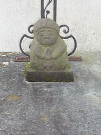 Béhasque, statuette sur une tombe.