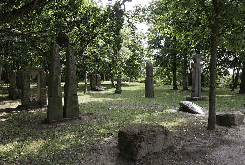 File:Bad Dürkheim Kloster Limburg Gottschalkskulpturen 2015-08-11 11.14.25.jpg