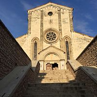 Basilica di Follina e scalinata del Borromeo.jpg