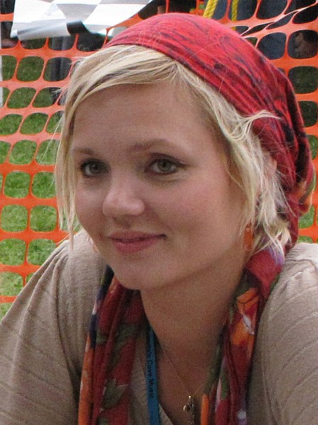 File:Baskery autograph session (cropped) - Greta Bondesson.jpg