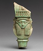 Sistru decorat cu fața lui Hathor; 664–332 î.Hr.; faianță; lungime: 15,5 cm, lățime: 6,4 cm; Muzeul Metropolitan de Artă (New York City)