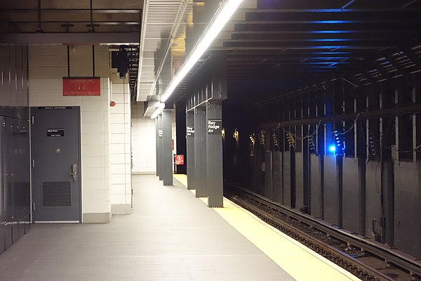 A view of the southern end of the Manhattan-bound platform, where the platform was extended in 1970