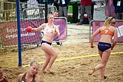 Deutsch: Beachhandball bei den Olympischen Jugendspielen 2018; Tag 6, 12. Oktober 2018; Mädchen, Hauptrundenspiel – Ungarn-Niederlande 2:1 English: Beach handball at the 2018 Summer Youth Olympics at 12 October 2018 – Girls Main Round – Hungary-Netherlands 2:1