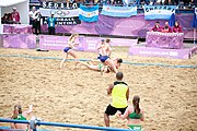 Deutsch: Beachhandball bei den Olympischen Jugendspielen 2018; Tag 6, 12. Oktober 2018; Mädchen, Hauptrundenspiel – Ungarn-Niederlande 2:1 English: Beach handball at the 2018 Summer Youth Olympics at 12 October 2018 – Girls Main Round – Hungary-Netherlands 2:1