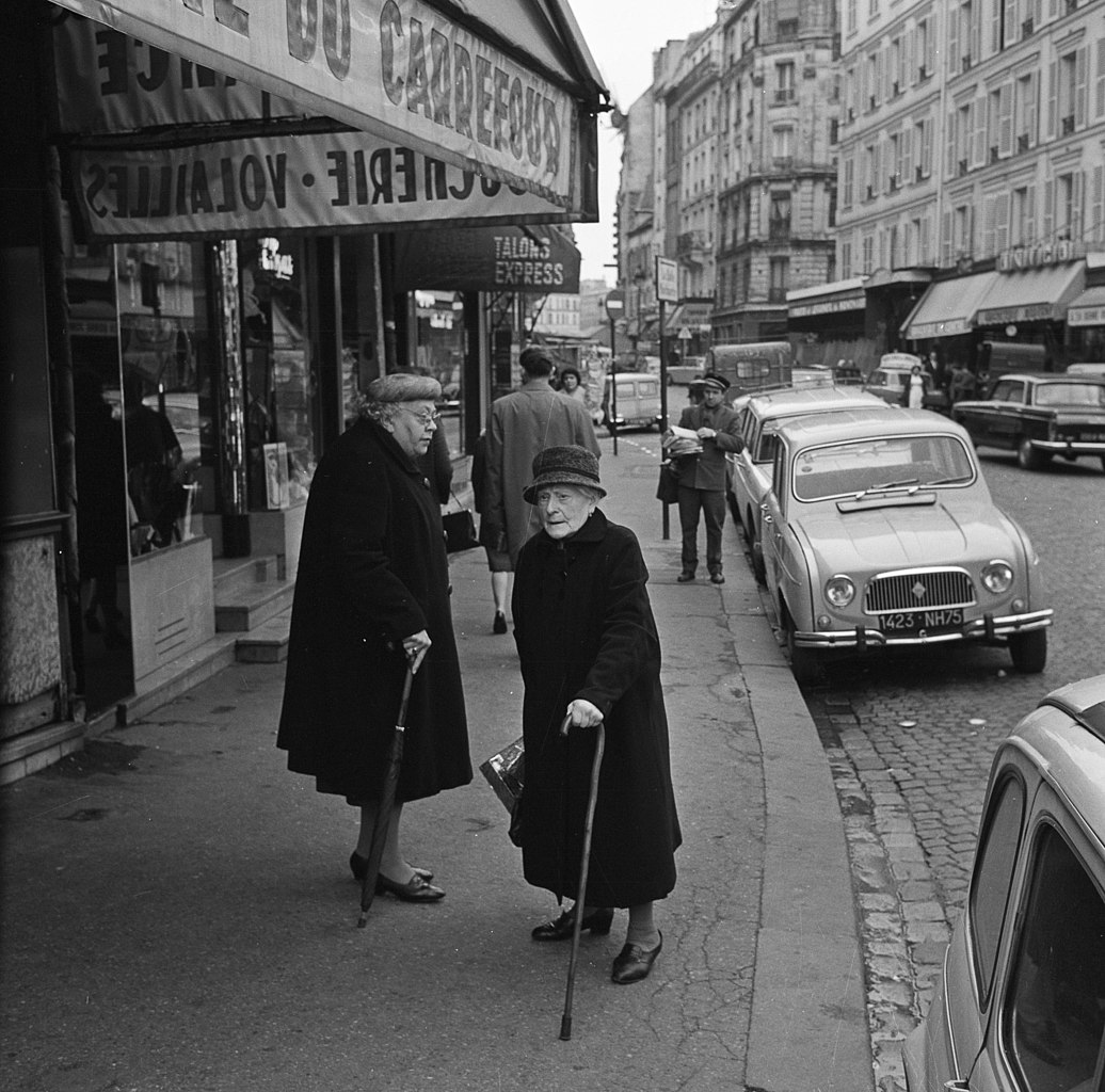 Derde zonsopkomst Ontslag nemen File:Bejaarde vrouwen voor een winkel met vlees en pluimvee in de Rue  Lepic, Bestanddeelnr 254-0427 (flopped).jpg - Wikimedia Commons