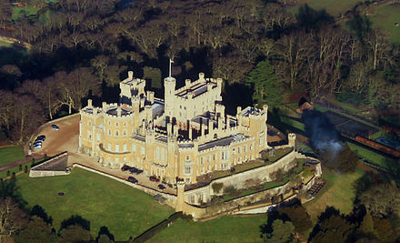 Castle вики. Замок Бельвуар-Касл Англия. Бивер Касл замок. Замок Бивер-Касл Великобритания. Строительство замка Бельвуар Касл.