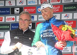Bernard Hinault aux côtés de Baptiste Veistroffer, vainqueur de l'étape du jour.