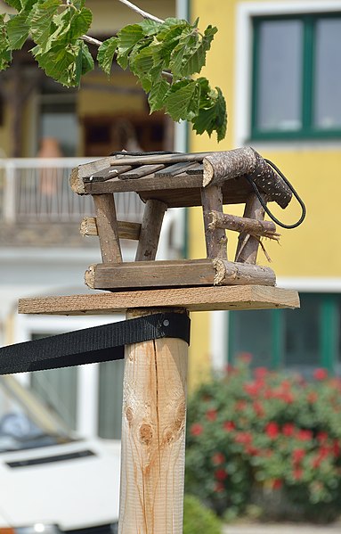 File:Bird feeder 01, Marbach an der Donau.jpg