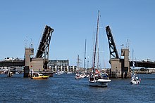 Birkenhead Bridge ашық 2010.jpg