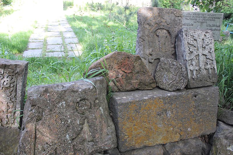 File:Bjni, Monastery cemetary 04.JPG