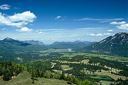 Utsyn frå Kranzberg mot Krün, Wallgau og Isar.