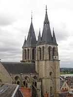 Blois, Saint-Nicolas: Rosenfenster mit Maßwerk über maßwerklosen Spitzbogenfenstern