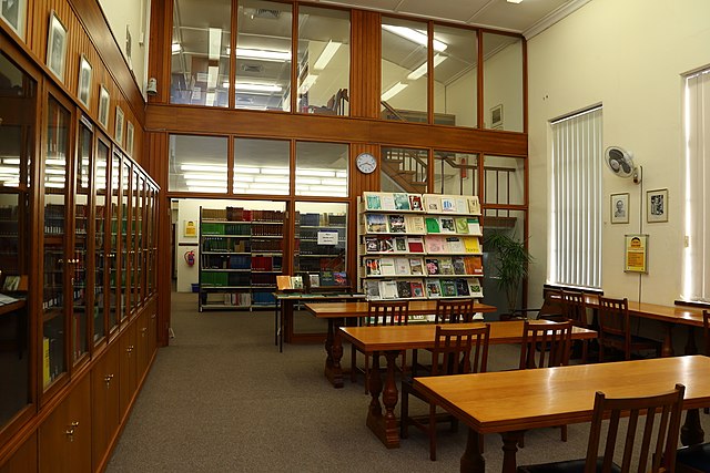 640px-Bolus_Herbarium_Library_interior.JPG (640×427)