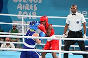 Deutsch: Boxen bei den Olympischen Jugendspielen 2018 Tag 12, 18. Oktober 2018 - Finale Fliegengewicht Mädchen – Martina La Piana (Italien, blau) schlägt Adijat Gbadamosi (Nigeria, rot) 5-0; Ringrichter ist James Beckles (Trinidad und Tobago). English: Boxing at the 2018 Summer Youth Olympics on 18 October 2018 – Girl's flyweight Gold Medal Bout - Martina La Piana (Italy, blue) beats Adijat Gbadamosi (Nigeria, red) 5-0; Referee is James Beckles (Trinidad and Tobago). Español: Boxeo en los Juegos Olímpicos Juveniles de Verano de 2018 en 18 de octubre de 2018 - Combate a medalla de oro de peso mosca para mujeres: Martina La Piana (Italia, azul) le gana a Adijat Gbadamosi (Nigeria, roja) 5-0; El árbitro es James Beckles (Trinidad y Tobago).