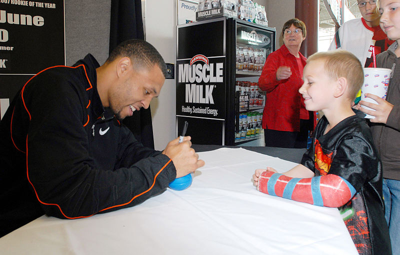 File:Brandon Roy autograph Army.mil-43982-2009-07-06-180729.jpg