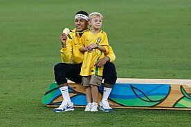 Neymar (avec son fils Davi Lucca) après la conquête du titre olympique, en août 2016.