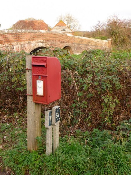 File:Breamore, postbox № SP6 327, The Shallows - geograph.org.uk - 2171388.jpg