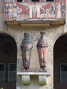 Bronze statues of Simon Kézai, Márk Kálti Or the 'Chroniclers', by Ödön Metky, 1967. Facade detail of the Csók István Gallery & Vörösmarty Mihály Library. Listed ID 11159. - 1, Bartók Béla Sq., Székesfehérvár.JPG