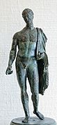 Bronzestatue af efeb, yngling med chlamys