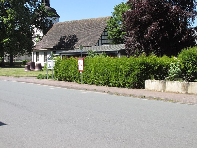 File:Bushaltestelle Kirche, 1, Lauenförde, Landkreis Holzminden.jpg