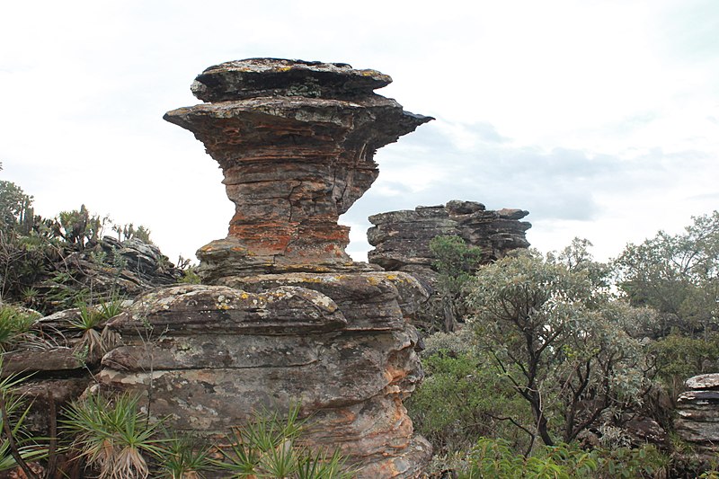 File:CONDOMÍNIO DE PEDRAS 04.jpg