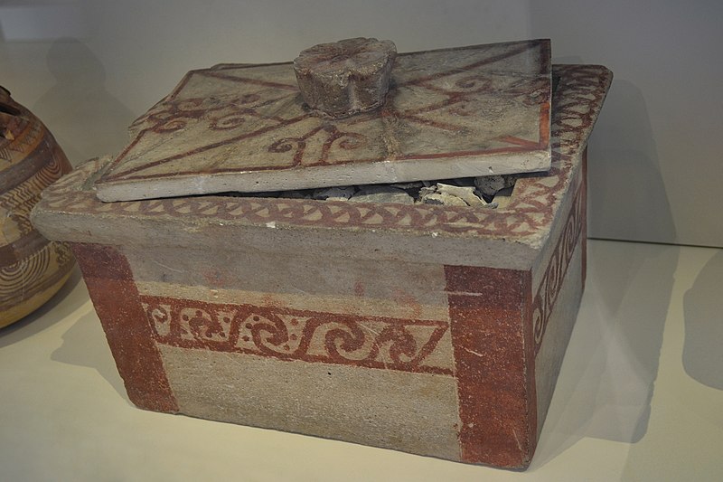 File:Caja funeraria ibera de la Necrópolis de Tútugi - M.A.N.jpg