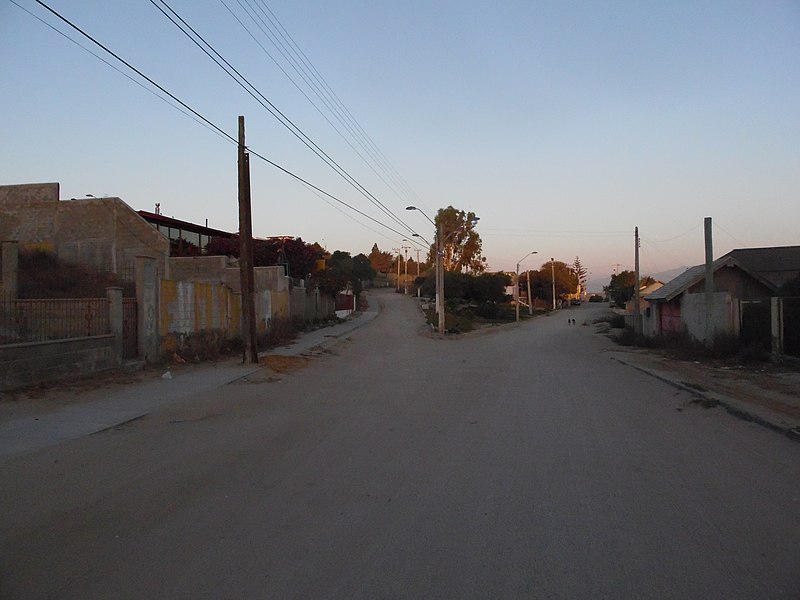 File:Calle en la isla de Tongoy.jpg