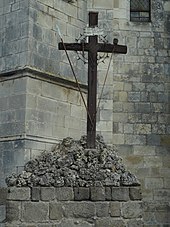 El Calvario se erige sobre un pedestal y se adorna con los instrumentos de la Pasión.