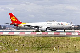 Capital Airlines (B-8019) Airbus A330-243 au départ de l'aéroport de Sydney.jpg