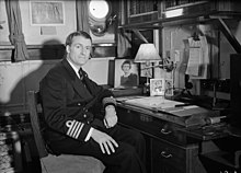 کاپیتان (d) یک K Scott-moncrief ، Rn ، در محل کار خود در کابین خود در داخل HMS Faulknor. 10 فوریه 1943 ، در Scapa Flow. A14300.jpg