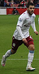 Carles Gil amb l'Aston Villa.jpg