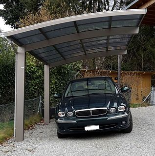 Ein Carport ist ein an ein Woh