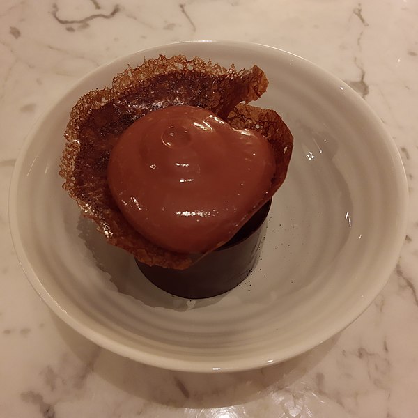 File:Chocolate dessert, Saint James Club, Paris.jpg